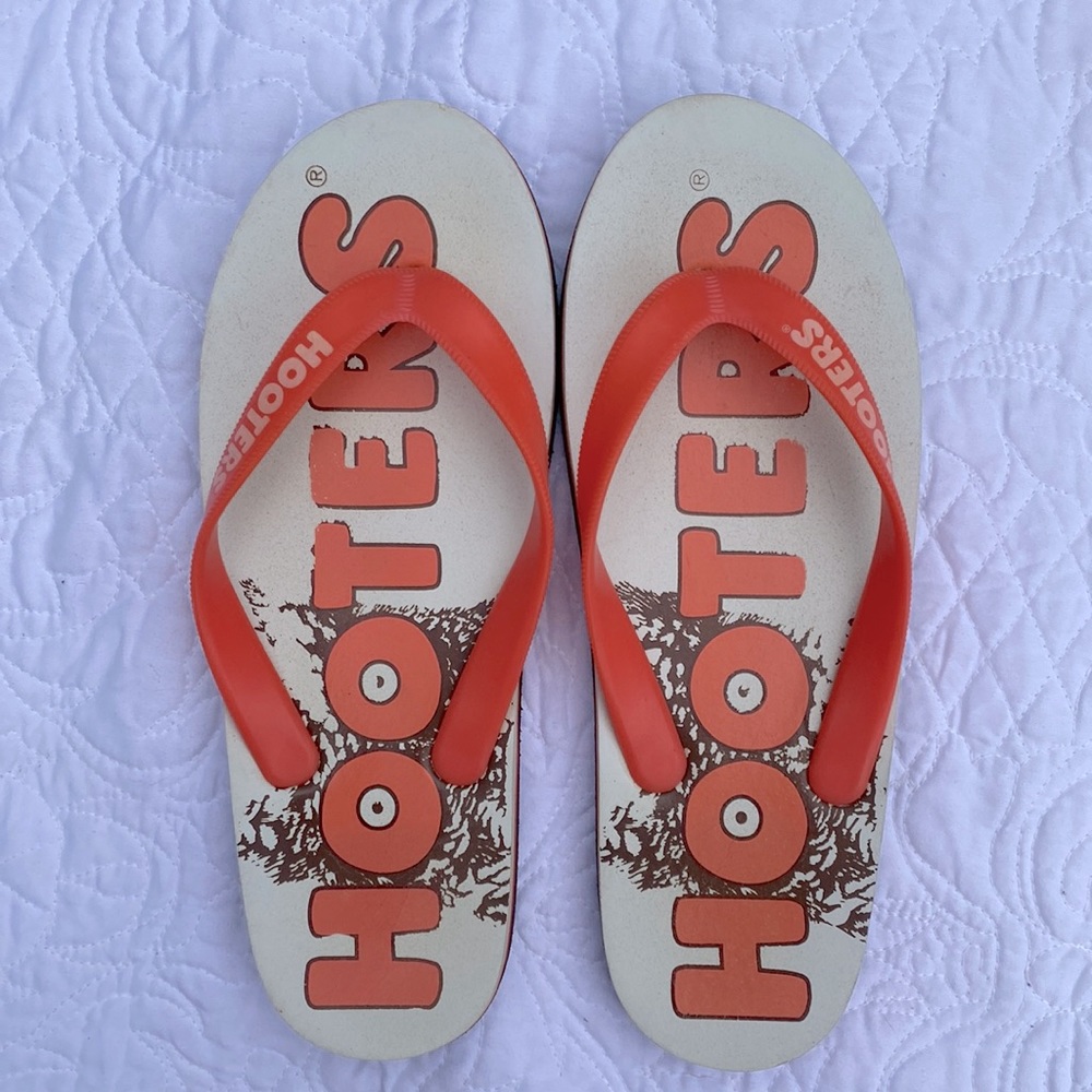 Hooters 🦉 Flip Flops Sz 7/8